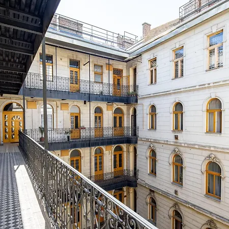 - Spacious - Balcony Budapest